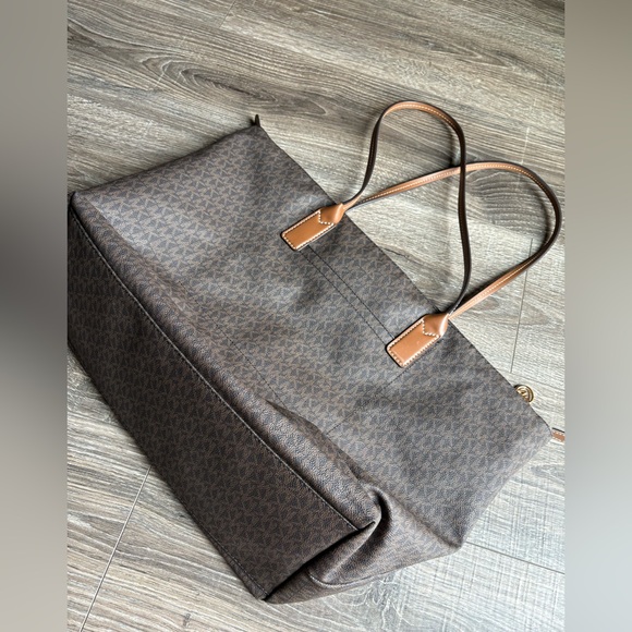 Michael Kors weekender bag in excellent condition from pet and smoke free home - Picture 7 of 16